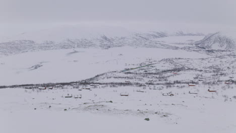 Casas,-Colinas-Y-Montañas-Cubiertas-De-Nieve-En-Invierno-En-Haugastol,-Noruega