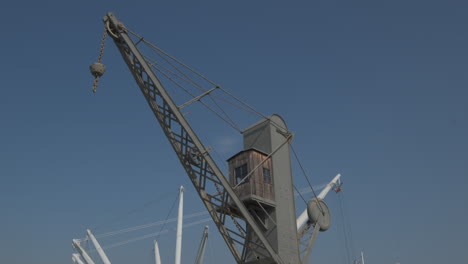 Antiguo-Puerto-De-Génova-Porto-Antico,-Atracción-De-Bigo-Y-Estructura-De-Elevador-De-Grúa-De-La-Industria-Marina