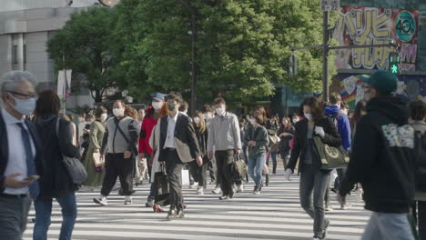Viajeros-Locales-En-La-Intersección-Más-Concurrida-Del-Cruce-De-Shibuya-Durante-La-Pandemia-Del-Virus-De-La-Corona-En-Tokio,-Japón