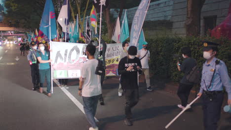 Fotoperiodista-Y-Camarógrafos-En-Protesta-Conjunta-De-Hongkoneses,-Uigures-Y-Tibetanos-Contra-El-Pcc-En-Las-Calles-De-Tokio,-Japón-Por-La-Noche-En-Medio-De-Una-Pandemia