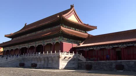 Tourists-visiting-The-Forbidden-City,-Beijing,-China