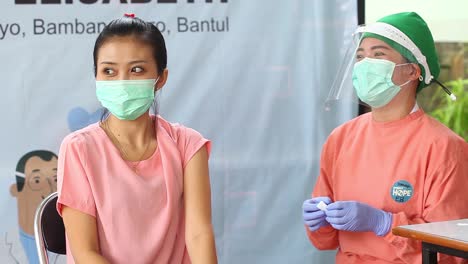 Yogyakarta,-Indonesien---15.-Feb-2021:-Gesundheitspersonal-In-Einem-Krankenhaus-Wird-Der-Corona-virus-impfstoff-Injiziert