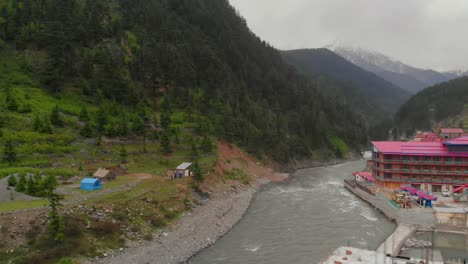 Vista-Aérea-Del-Nuevo-Hotel-Luna-De-Miel-Al-Lado-Del-Río-Swat-En-Kalam-En-Pakistán