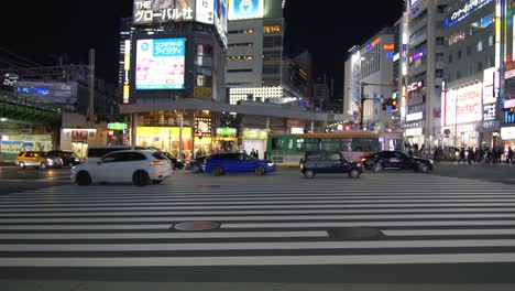 Großer-Kreuzungswinkel-Außerhalb-Von-Omoide-Yokocho,-In-Shinjuku,-Tokio,-Mit-Vorbeifahrendem-Verkehr-In-Der-Nacht