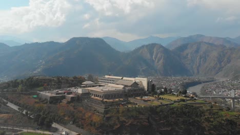 Vista-Aérea-Del-Hotel-Cinco-Estrellas-Pearl-Continental-Muzaffarabad-En-Cachemira