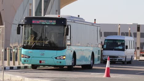 Un-Autobús-Karwa-Esperando-En-Una-Parada-De-Autobús.