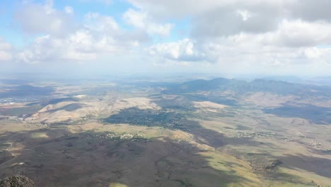 Un-Clip-Rápido-De-Drones-Volando-Sobre-El-Pico-De-Zaghouan,-Túnez-Con-Algunos-Excursionistas-Turísticos-En-La-Cima