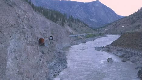 Der-CN-Güterzug-Fährt-In-Eine-Reihe-Von-Tunneln-Im-Thompson-River-Canyon-Ein