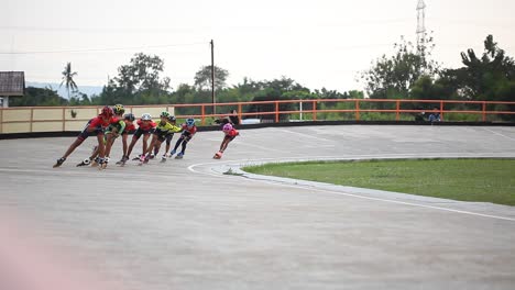 Yogyakarta,-Indonesia---2-De-Mayo-De-2021:-Los-Niños-Practican-Patinaje-Sobre-Ruedas-En-Una-Pista