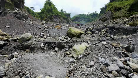 Grandes-Rocas-Y-Arena-Volcánica-En-Cantera-En-Magelang,-Indonesia,-Vista-Aérea