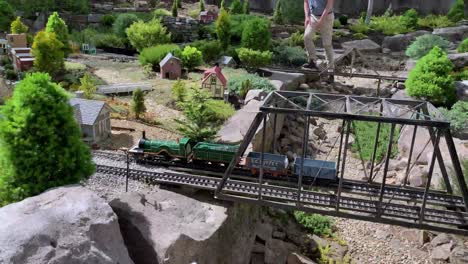 Thomas-the-tank-engine-goes-through-trestle