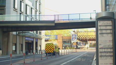 Ambulancia-De-Emergencia-Del-Nhs-De-Londres-Conduciendo-Por-Calles-Vacías-En-El-Cierre-De-La-Pandemia-De-Covid