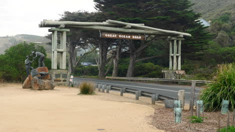 Cámara-Lenta,-Plataforma-Rodante-En-El-Arco-Conmemorativo-De-Great-Ocean-Road,-Australia