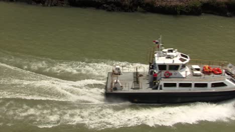 Pequeño-Barco-Piloto-Navegando-Hacia-Las-Esclusas-De-Pedro-Miguel,-Canal-De-Panamá.