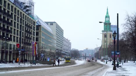 Schneepflug-Entfernt-Im-Winter-Eis-Und-Schnee-Von-Den-Straßen-Berlins