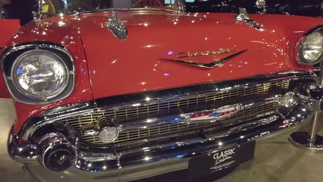 1957-Chevrolet-Bel-Air,-Idealer-Klassischer-Oldtimer-Auf-Einer-Automesse-–-Bewegte-Handaufnahme