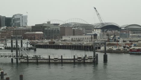 Eine-Aufnahme-Der-Seattle-Docks-Und-Des-Seahawks-Stadions