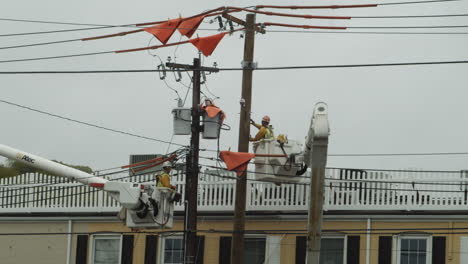 Electricistas-En-Elevadores-De-Pluma-Reparando-Cable-De-Telecomunicaciones