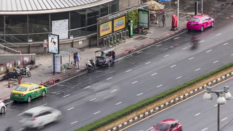 Gente-Sentada-Al-Lado-De-La-Autopista-Cerca-De-La-Moto-Con-Remolque.