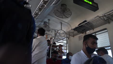 Mumbai-Einheimischer-In-Passagiersitzen-Mit-Einer-Maske,-Nachdem-Covid-19-Viren-Indien-Mumbai-In-Borivali-Heruntergekommen-Sind
