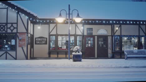 Am-Frühen-Morgen-In-Poulsbo,-Washington,-Mit-Seltenem-Schneefall,-Ein-Blick-Auf-Die-Verksted-Gallery-Mit-Einem-Schneepflug