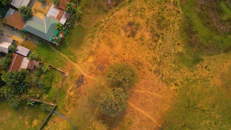 Luftaufnahme:-Ansicht-Von-Oben-Nach-Unten-Auf-Landwirtschaftliche-Gebäude-In-Bangladesch,-Kleine-Arme-Dorfgemeinschaft