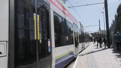 Londoner-Straßenbahn-Verlässt-Den-Bahnsteig-West-Croydon