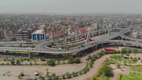 Luftaufnahme-Des-Erhöhten-Kreisverkehrs-Azadi-Chowk-In-Lahore,-Pakistan