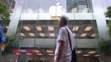 Se-Ve-A-Personas-Pasando-Por-La-Tienda-Oficial-De-Apple-De-La-Marca-Tecnológica-Multinacional-Estadounidense-En-Hong-Kong