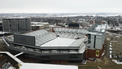 El-Estadio-De-Fútbol-De-La-Universidad-De-Iowa,-Cubierto-De-Nieve