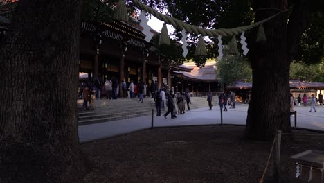 Vista-Deslizante-En-Cámara-Lenta-De-Personas-Rezando-En-El-Famoso-Santuario-Meiji-En-Tokio,-Japón