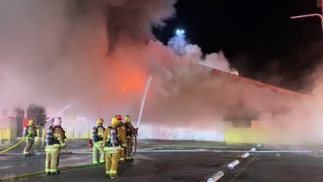 Los-Bomberos-Trabajan-Para-Apagar-Un-Gran-Incendio-En-Un-Edificio