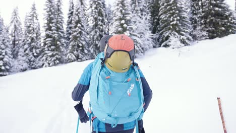 Folgender-Skifahrer-Läuft-Bergauf-In-Der-Schneelandschaft