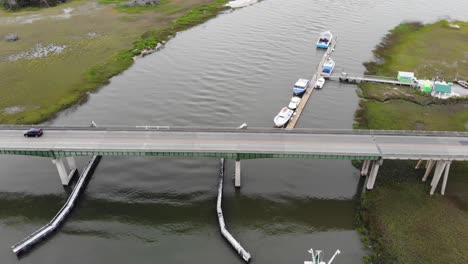 Lazaretto-Creek-Brücke-Fluss-Bootssteg-Verkehr-Autobahn-Tybee-Island-Georgia-Luftdrohne