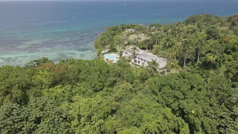 Bosque-Tropical-Y-Mar-Caribe-Por-Finca-Privada-Rio-Chico,-Jamaica,-Antena