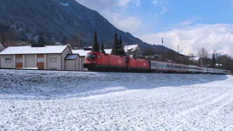 Ferrocarril-Federal-Suizo-Pasando-Por-La-Ciudad-Austriaca-En-Feldkirch