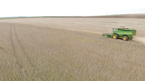 Landwirtschaftlicher-Traktor,-Der-Sojabohnen-Auf-Dem-Feld-Erntet