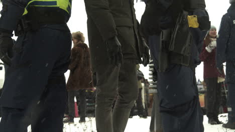 Primer-Plano-De-Desechos-De-Un-Oficial-De-Policía-Que-Lleva-Una-Taser,-Durante-Las-Protestas-En-Helsinki