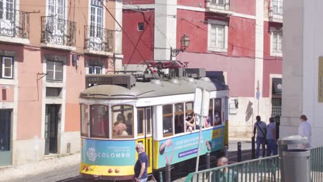Una-Mañana-Soleada-En-Lisboa-Durante-El-Brote-De-Covid-19-Con-Un-Tranvía-Pasando