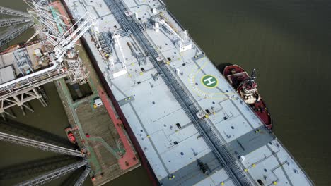 Rohöltanker-Schiffsbeladung-Am-Raffinerie-Hafenterminal,-Luftaufnahme-Aus-Der-Vogelperspektive-über-Deck,-Herauszoomen