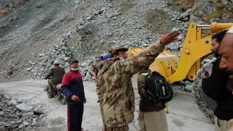 Gente-Corriendo-Hacia-El-Otro-Lado-Mientras-Se-Limpia-Un-Deslizamiento-De-Tierra-En-La-Autopista-Karakoram-En-Pakistán---Toma-Manual