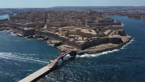 Imágenes-Aéreas-De-Drones-De-La-Ciudad-De-La-Valeta,-Su-Rompeolas-Y-Su-Gran-Puerto-Mediterráneo,-Malta