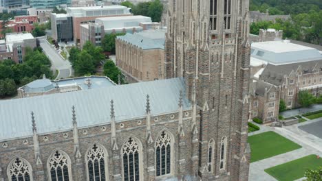 Beim-Hochklappen-Kommt-Die-Duke-Kapelle-Auf-Dem-Universitätscampus-Zum-Vorschein