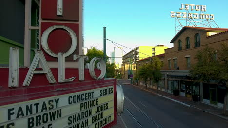 Tiro-De-Dron-Ascendente-Del-Teatro-Rialto-Y-Luego-Revelando-El-Centro-De-Tucson,-Arizona