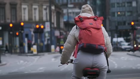 Ciclista-En-Una-Concurrida-Calle-De-Londres-Rodeada-De-Tráfico-A-Cámara-Lenta