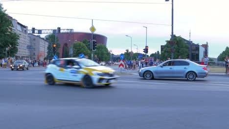 Festlicher-Start-Der-FIA-European-Rally-Trophy-2021-Und-Autoparade-Auf-Den-Straßen-Von-Liepaja,-Vorbeifahrende-Rallye-Autos,-Weitwinkelkamerafahrt