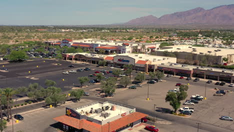 Luftaufnahme-Eines-Einkaufszentrums-Mit-Vielen-Kleinen-Geschäften-In-Tucson,-Arizona,-Kamerafahrt