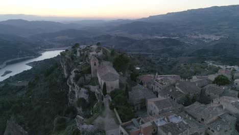 Atemberaubende-Siurana,-Kleine-Spanische-Bergstadt-In-Katalonien,-Luftaufnahme-über-Den-Felsigen-Abgrund-Von-Barcelona-Mit-Blick-Auf-Die-Canyonlandschaft