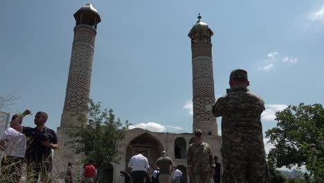 Eine-Internationale-Delegation-Besucht-Die-Zerstörte-Freitagsmoschee-In-Der-Stadt-Agdam-In-Berg-Karabach,-Aserbaidschan
