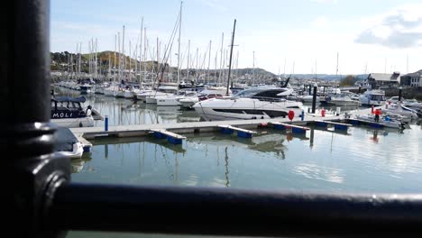 Veleros-Y-Yates-De-Lujo-Amarrados-En-Conwy-Marina-Vista-A-Través-De-Barandillas-Metálicas-Con-Vistas-A-La-Costa-Norte-De-Gales-Derecho-Dolly